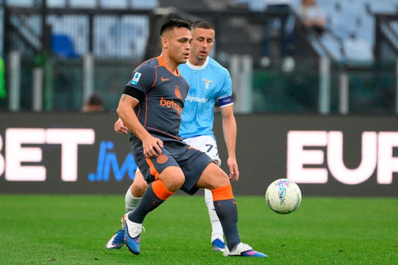 El argentino Lautaro Martínez del Inter de Milán controla el balón frente a Adam Marušić de la Lazio en encuentro de la Serie A el sábado 9 de mayo del 2026. (Fabrizio Corradetti/LaPresse via AP)