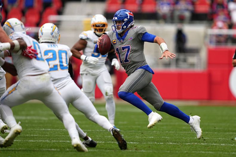 El mariscal de campo de los Bills de Búfalo, Josh Allen (17), avanza con el balón durante la segunda mitad de un partido de la NFL contra los Chargers de Los Ángeles, el domingo 27 de septiembre de 2026, en Orchard Park, Nueva York. (Foto AP/Matt Rourke)