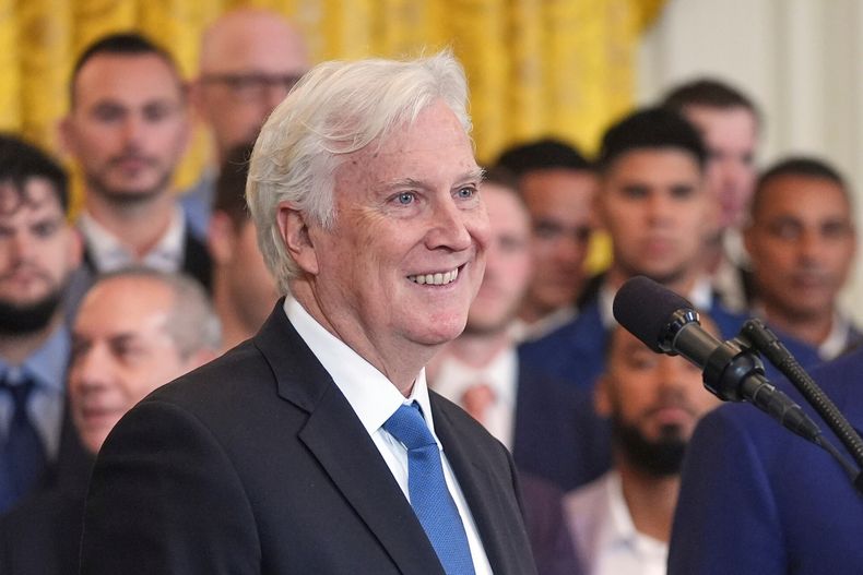 ARCHIVO - Mark Walter, dueño y presidente de los Dodgers de Los Ángeles, durante un acto de homenaje por el campeonato de la Serie Mundial de 2024, en la Casa Blanca, el 7 de abril de 2025, en Washington. (AP Foto/Evan Vucci)