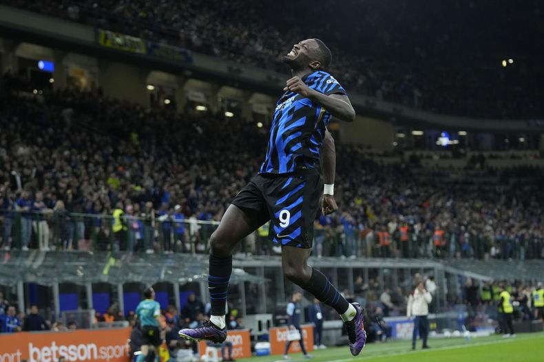 Marcus Thuram, del Inter de Milán, celebra el primer gol de su equipo de la Serie A entre el Inter de Milán y el Torino en el estadio San Siro, en Milán, Italia, el sábado 5 de octubre de 2024. (AP Foto/Antonio Calanni)