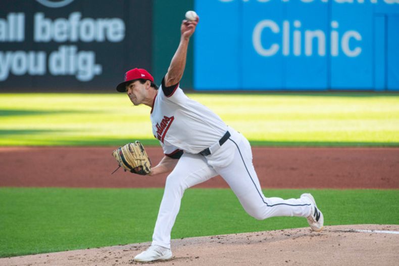 Joey Cantillo, abridor de los Guardianes de Cleveland, trabaja durante la primera entrada del juego de béisbol de Grandes Ligas, el lunes 11 de mayo de 2026, en Cleveland. (AP Foto/Phil Long)