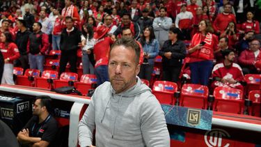 ARCHIVO - Marc Dos Santos, entrenador del Los Angeles FC de Estados Unidos, permanece de pie en el banquillo antes del partido de vuelta de las semifinales de la Copa de Campeones de la CONCACAF contra el Toluca de México, en Toluca, México, el 6 de mayo de 2026. (Foto AP/Fernando Llano, archivo)