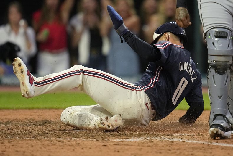 El venezolano Andrés Giménez, de los Guardianes de Cleveland, anota la carrera del triunfo en el noveno inning del duelo ante los Medias Blancas de Chicago, el martes 2 de julio de 2024 (AP Foto/Sue Ogrocki)