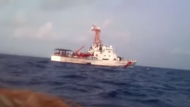 balseros cubanos graban al guardacostas norteamericano que los intercepto
