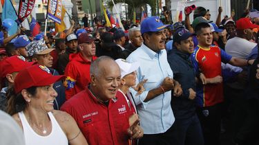 ARCHIVO - El presidente venezolano, Nicolás Maduro, en el centro, acompañado del legislador Diosdado Cabello, segundo por la izquierda, y de la primera dama Cilia Flores en una marcha por un acto oficialista en Caracas, Venezuela, el 17 de agosto de 2024. (AP Foto/Cristian Hernández, Archivo)