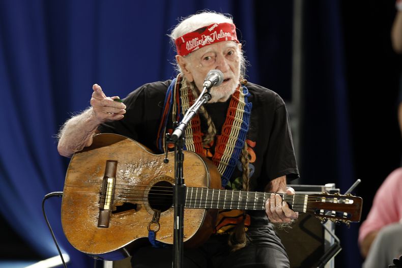 Willie Nelson actúa durante un mitin de campaña para la vicepresidenta y candidata presidencial demócrata Kamala Harris, el viernes 25 de octubre de 2024, en Houston. (Foto AP/Annie Mulligan)