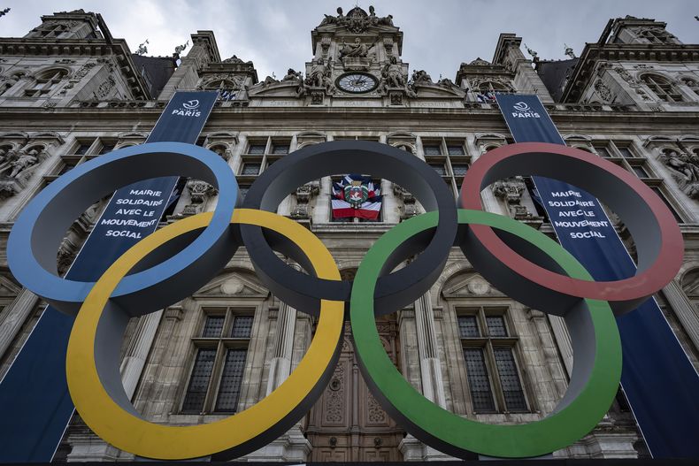 ARCHIVO - Los anillos olímpicos desplegados frente al ayuntamiento de París, el domingo 30 de abril de 2023. (AP Foto/Aurelien Morissard)