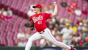 El lanzador novato de los Rojos de Cincinnati Andrew Abbott lanza en la primera entrada del juego ante los Cerveceros de Milwaukee el lunes 5 de junio del 2023. (AP Foto/Aaron Doster)