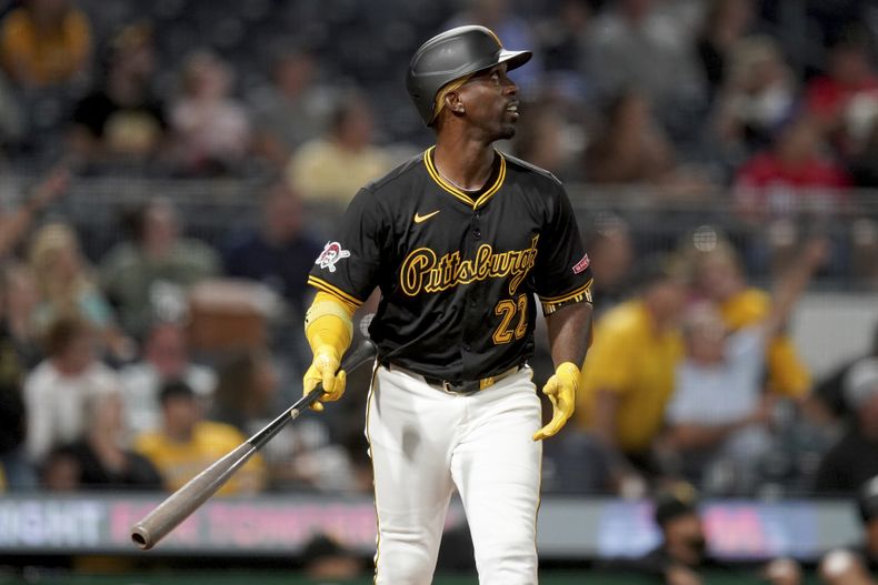 Andrew McCutchen de los Piratas de Pittsburgh al batear un jonrón ante los Marlins de Miami, el martes 10 de septiembre de 2024, en Pittsburgh. (AP Foto/Matt Freed)