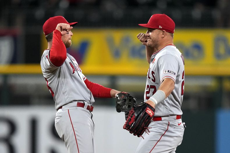 Brandon Drury y Mike Trout de los Angelinos de Los Ángeles celebran el triunfo del equipo ante los Medias Blancas de Chicago el lunes 29 de mayo del 2023. (AP Foto/Charles Rex Arbogast)