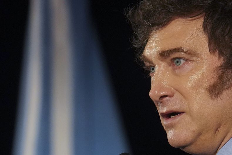 El presidente de Argentina, Javier Milei, acude a la Asociación de Dirigentes de Marketing en Montevideo, Uruguay, el viernes 6 de diciembre de 2024. (AP Foto/Matilde Campodónico)