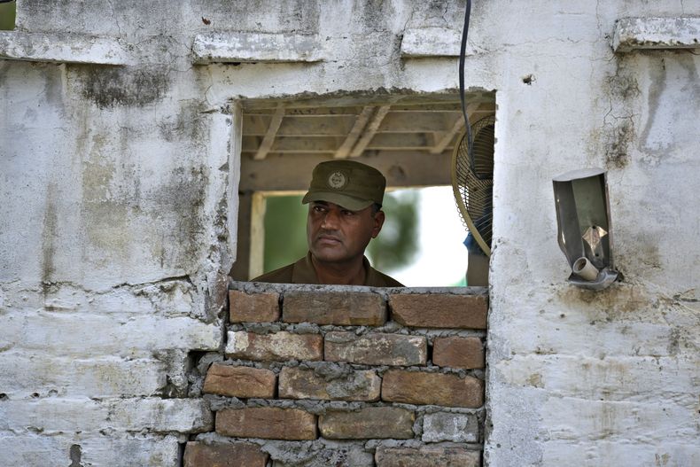 Un soldado hace guardia en un puesto de control en una carretera de acceso a la cárcel de distrito en Attock, Pakistán, el 30 de agosto de 2023. (AP Foto/Anjum Naveed)