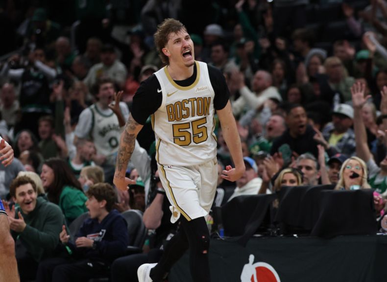 Baylor Scheierman (55), de los Celtics de Boston, reacciona después de anotar durante la segunda mitad del juego de baloncesto de la NBA en contra del Magic de Orlando, el domingo 12 de abril de 2026, en Boston. (AP Foto/Mark Stockwell)