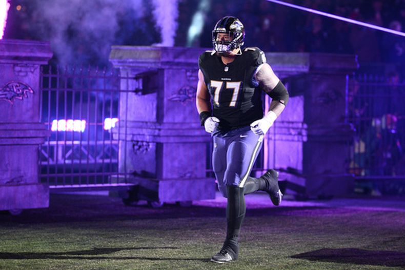 ARCHIVO - El liniero ofensivo de los Ravens de Baltimore, Daniel Faalele (77), salta al campo antes de un partido de fútbol americano de la NFL contra los Patriots de Nueva Inglaterra, el domingo 21 de diciembre de 2025, en Baltimore. (Foto AP/Nick Wass, archivo)