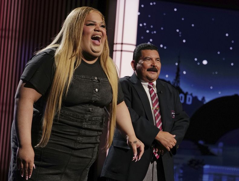 Esta imagen proporcionada por Disney muestra la creadora de contenido de TikTok, Jools Lebron, a la izquierda, y el elenco de programa de entrevistas Guillermo Rodríguez en el set de Jimmy Kimmel Live! el lunes 19 de agosto de 2024 en Los Ángeles. (Randy Holmes/ABC-Disney vía AP)