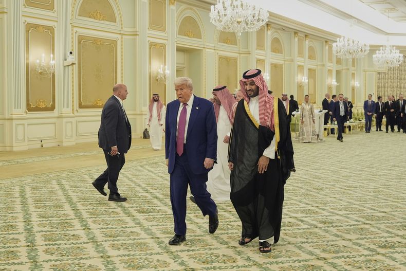 El presidente estadounidense Donald Trump y el príncipe heredero saudí Mohamed bin Salman caminan en dirección a una ceremonia de firma de documentos en el Palacio Real, el martes 13 de mayo de 2025, en Riad, Arabia Saudí. (AP Foto/Alex Brandon)