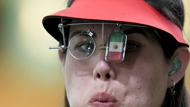 La mexicana Alejandra Zavala compite en la final de la pistola de aire 10 metros en el tiro de los Juegos Panamericanos en Santiago, Chile, el jueves 26 de octubre de 2023. (AP Foto/Matías Delacroix)