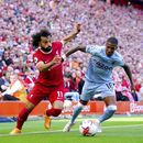 Mohamed Salah del Liverpool y Ashley Young del Aston Villa pelea por el balón en el encuentro de la Liga Premier el sábado 20 de mayo del 2023. (Peter Byrne/PA via AP)