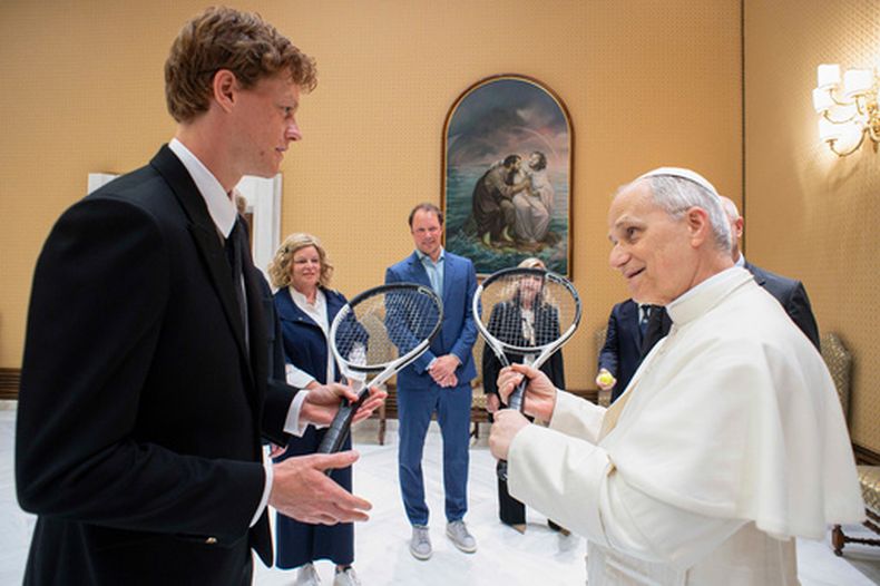 ARCHIVO - Jannik Sinner de Italia (izquierda) comparte un momento ameno con el Papa Francisco con motivo de su encuentro en el Vaticano, el 14 de mayo de 2025. (Vatican Media vía AP, Archivo)