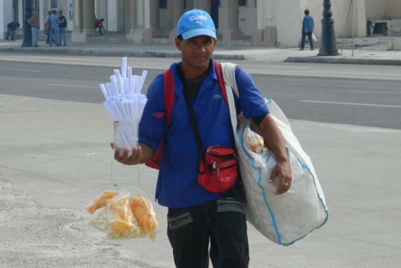 Guillermo lleva más de tres años recorriendo el Malecón habanero vendiendo chucherías para mantener su humilde hogar.