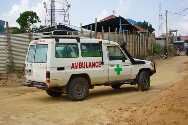 Una ambulancia pasa por delante de un centro de tratamiento de ébola en Bunia, República Democrática del Congo, el 20 de julio de 2026. (AP Foto/Prosper Heri Ngorora)