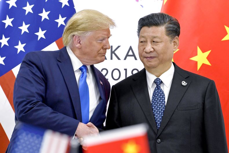 ARCHIVO - El presidente de EEUU, Donald Trump, a la izquierda, estrecha la mano del presidente chino Xi Jinping durante una reunión al margen de la cumbre del G20 en Osaka, Japón, el 29 de junio de 2019. (AP Foto/Susan Walsh/Archivo)
