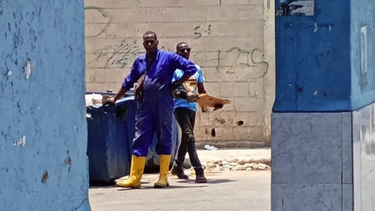 el trovador cubano fernando becquer limpia las calles de la habana como parte de su condena por abusar a mas de 30 mujeres