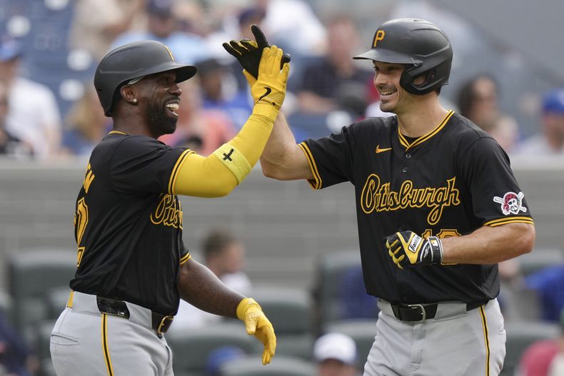 Bryan Reynolds, de los Piratas de Pittsburgh, a la derecha, celebra con Andrew McCutchen después de conectar un jonrón de dos carreras durante la novena entrada de un juego de béisbol contra los Azulejos de Toronto en Toronto, el sábado 1 de junio de 2024. (Chris Young/The Canadian Press vía AP)