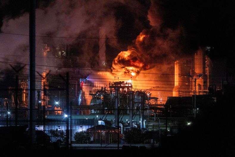 Vista de las llamas en una refinería de Chevron en El Segundo, California, el 2 de octubre de 2025. (AP Foto/Ethan Swope)