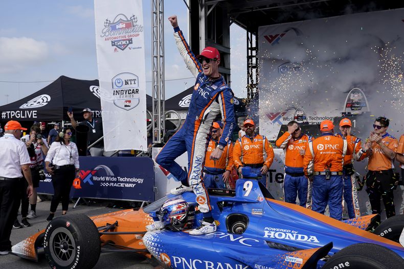 Scott Dixon celebra luego de ganar la carrera de IndyCar en el autódromo de World Wide Technology, en Madison, Illinois. Domingo 27 de agosto de 2023. (AP Foto/Jeff Roberson)