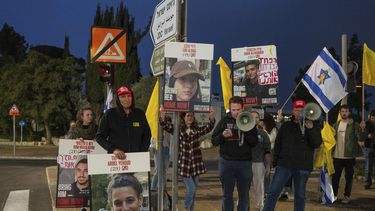 Manifestantes israelíes fuera de la oficina del primer ministro Benjamin Netanyahu con fotografías de Liri Albag y otros rehenes durante una protesta para exigir su liberación de manos del grupo miliciano Hamás, el domingo 5 de enero de 2025, en Jerusalén. (AP Foto/Ohad Zwigenberg)
