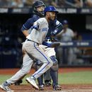 El venezolano Maikel García, de los reales de Kansas City, anota frente al receptor dominicano Francisco García, de los Rays de Tampa Bei, gracias a un sencillo de MJ Melendez en la novena entrada del partido en St. Petersburg, Florida, el jueves 22 de junio de 2023. (AP Foto/Chris OMeara)