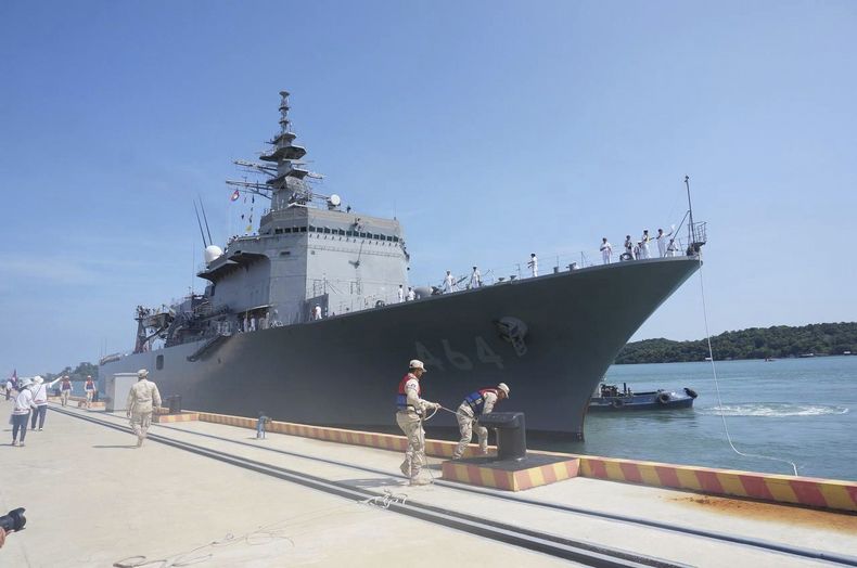 Foto entregada por la embajada japonesa en Camboya que muestra a un buque japonés en la Base Naval Ream en Sihanoukville, Camboya, el 19 de abril del 2025. (Embajada japonesa en Camboya via AP)