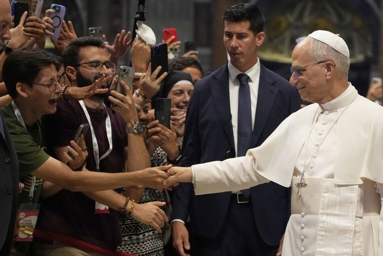 El papa León XIV saluda a los fieles al final de la misa celebrada por el cardenal Luis Antonio Tagle en la Basílica de San Pedro durante el Jubileo de la Juventud en el Vaticano, el martes 29 de julio de 2025. (AP Foto/Gregorio Borgia)