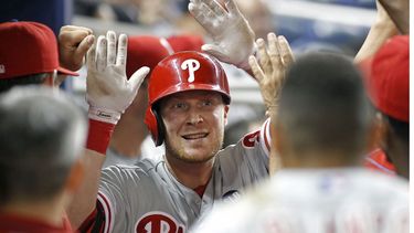 Asche conecta 2 jonrones y Filis doblegan 6-2 a Marlins