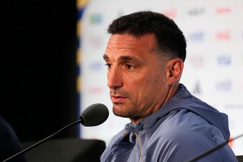 El técnico de Argentina, Lionel Scaloni, en conferencia de prensa, el viernes 26 de junio de 2026, en Arlington, Texas. (AP Foto/Tony Gutierrez)