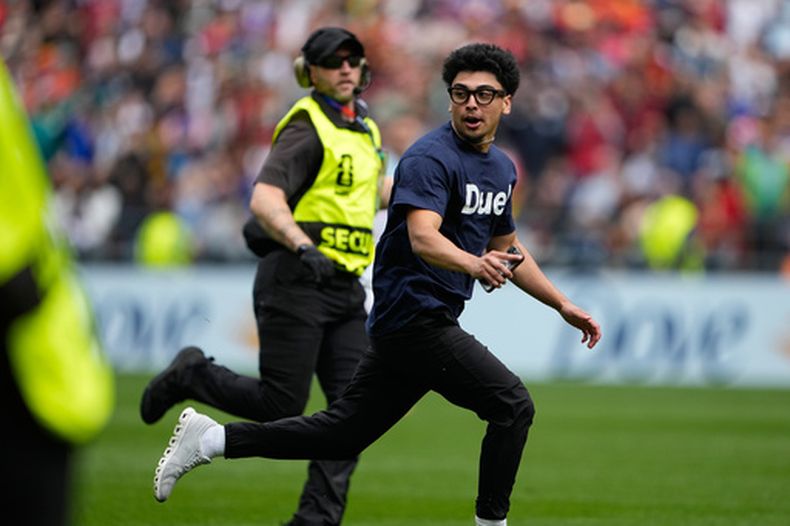Un intruso es perseguido por la seguridad durante el partido entre Bélgica y Senegal en los 16vos de final del Mundial, el miércoles 1 de julio de 2026, en Seattle. (AP Foto/Lindsey Wasson)