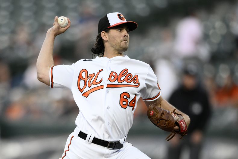 Dean Kremer, abridor de los Orioles de Baltiore, hace un lanzamiento en el juego del miércoles 10 de mayo de 2023, ante los Rays de Tampa Bay (AP Foto/Nick Wass)