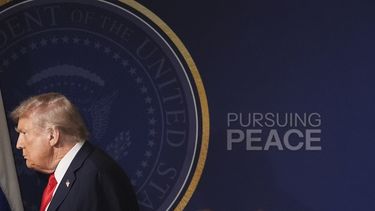 El presidente de Estados Unidos, Donald Trump, baja del estrado tras una conferencia de prensa conjunta con su homólogo ruso, Vladímir Putin, en la Base Conjunta Elmendorf-Richardson, Alaska, el 15 de agosto de 2025. (AP Foto/Jae C. Hong)