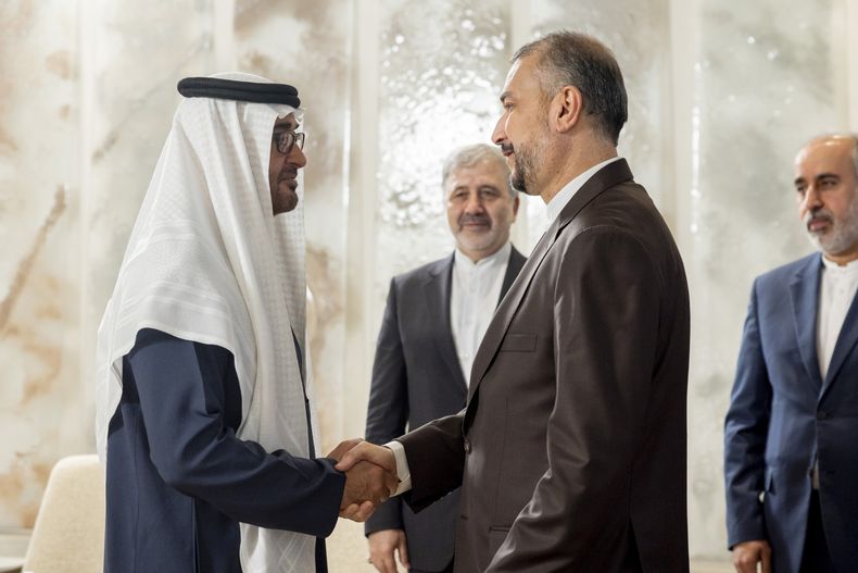 En fotografía difundida por la presidencia de los Emiratos Árabes Unidos, el presidente emiratí, jeque Mohamed bin Zayed Al Nahyan, izquierda, recibe a Hossein Amir Abdollahian, ministro del Exterior de Irán, en el Palacio Shati de Abu Dabi, Emiratos Árabes Unidos, el jueves 22 de junio de 2023. (Ryan Carter/presidencia de los Emiratos Árabes Unidos vía AP)