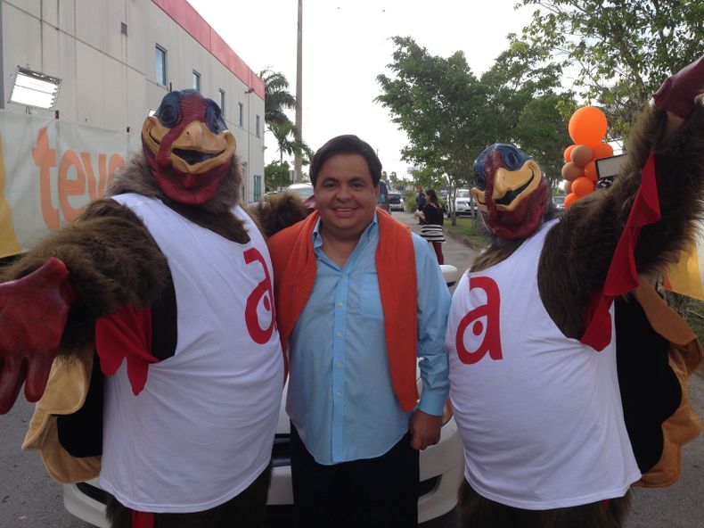 Ayer Cientos de personas llegaron hasta las instalaciones de América Tevé para recoger su pavo para el día de Acción de Gracias y el Happy Hour estuvo allí saludando a los televidentes.