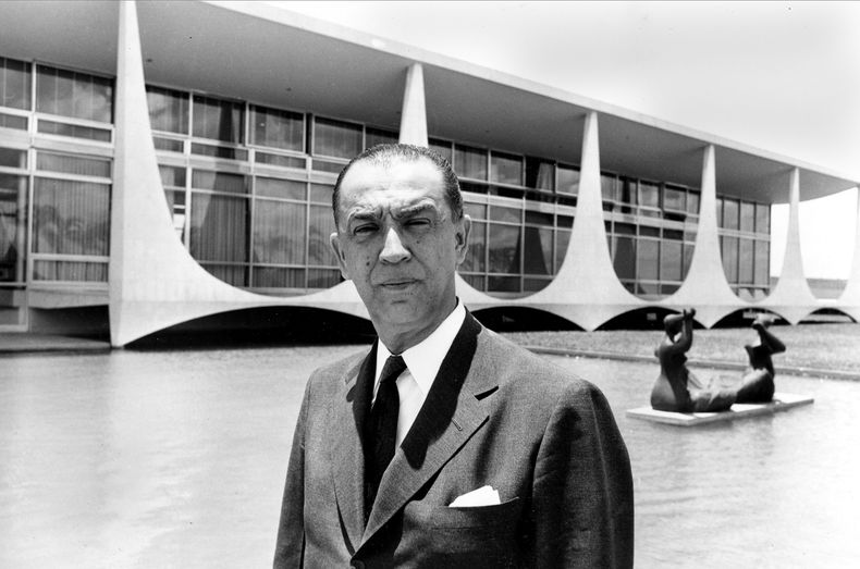 ARCHIVO - En esta foto sin fecha de 1960, el presidente brasile&ntilde;o Juscelino Kubitschek posa para la c&aacute;mara en Brasilia. La Comisi&oacute;n de la Verdad del concejo municipal de Sao Paulo dice que el accidente automovil&iacute;stico que mat&o