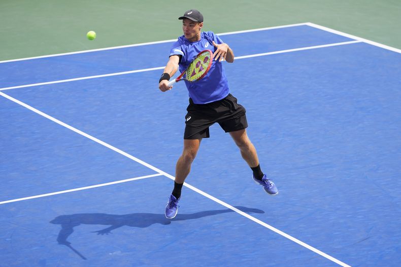 El polaco Kamil Majchrzak regresa un tiro del ruso Karen Khachanov en la segunda ronda del Abierto de los Estados Unidos el jueves 28 de agosto del 2025. (AP Foto/Kirsty Wigglesworth)