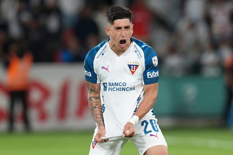 Fernando Cornejo, de Liga Deportiva Universitaria de Quito, festeja tras convertir un penal ante Mirassol de Brasil en un duelo de la Copa Libertadores, el jueves 20 de agosto de 2026 (AP Foto/Dolores Ochoa)