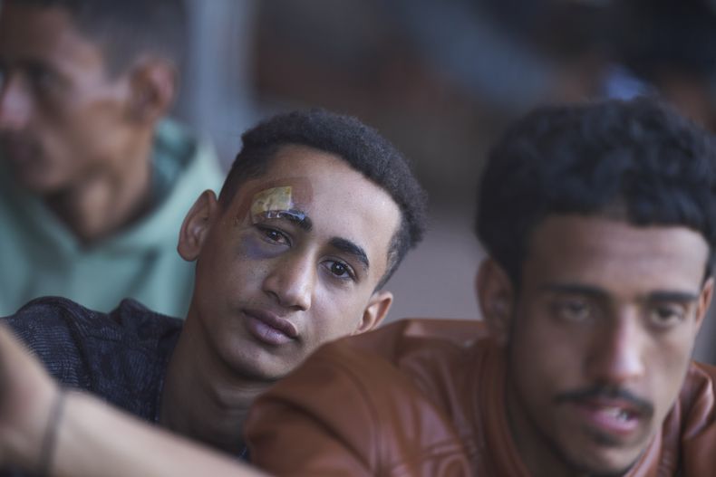 Migrantes rescatados al sur de Creta esperan para ser registrados a su llegada al puerto de Lavrio, Grecia, el 10 de julio de 2025. (AP Foto/Petros Giannakouris)