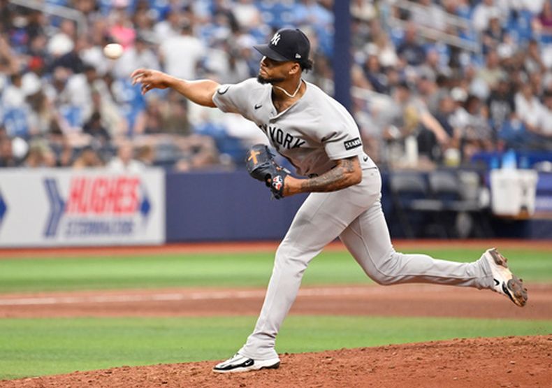 El pitcher de los Yankees de Nueva York Camilo Doval lanza en la quinta entrada ante los Rays de Tampa Bay el jueves 9 de julio del 2026. (AP Foto/Jason Behnken)