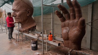 El escultor peruano Rafael Gutiérrez trabaja en una escultura del Papa León XIV en preparación para su visita a Lima, Perú, el domingo 27 de septiembre de 2026. (Foto AP/Martín Mejía)