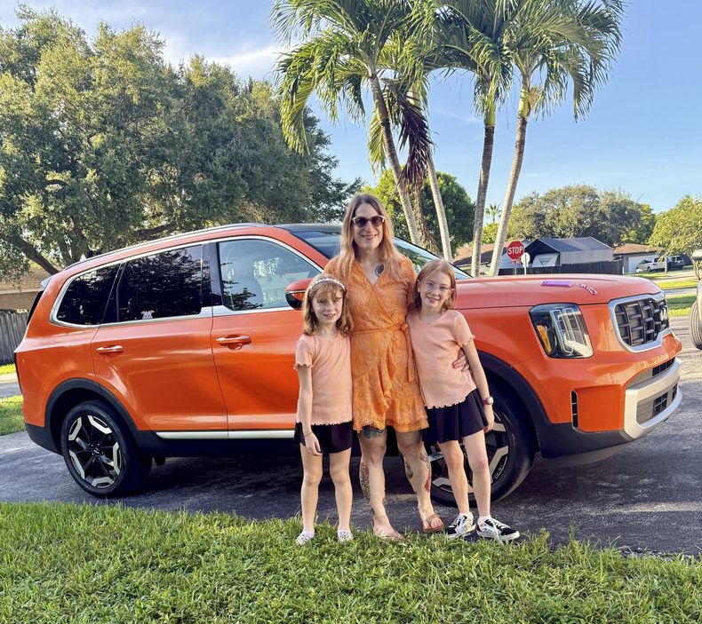 Sara Schafer posa con sus hijas Abigail, de 8 años, a la izquierda, y Samantha, de 10, afuera de su casa en Fort Lauderdale, Florida, el 12 de agosto de 2025. (Sara Schafer via AP)