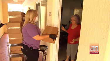 la ciudad de hialeah entrega cajas de comida a personas que pertenecen al programa de  viviendas publicas