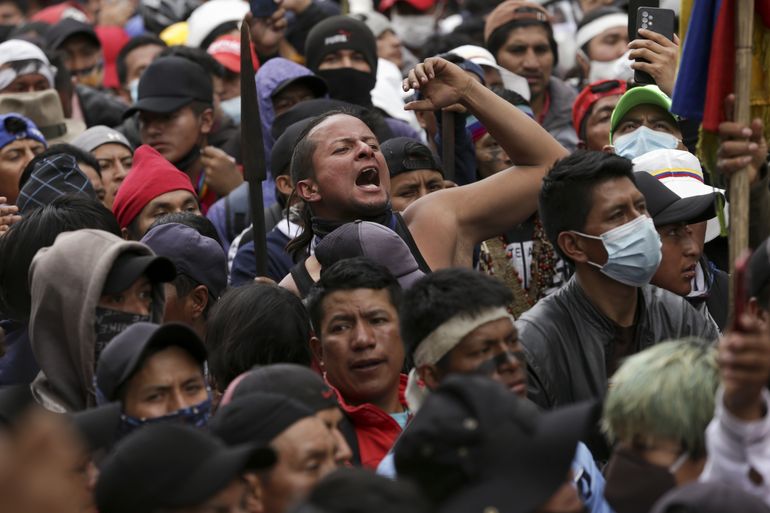 Ecuador: indígenas mantienen bloqueos y protestas
